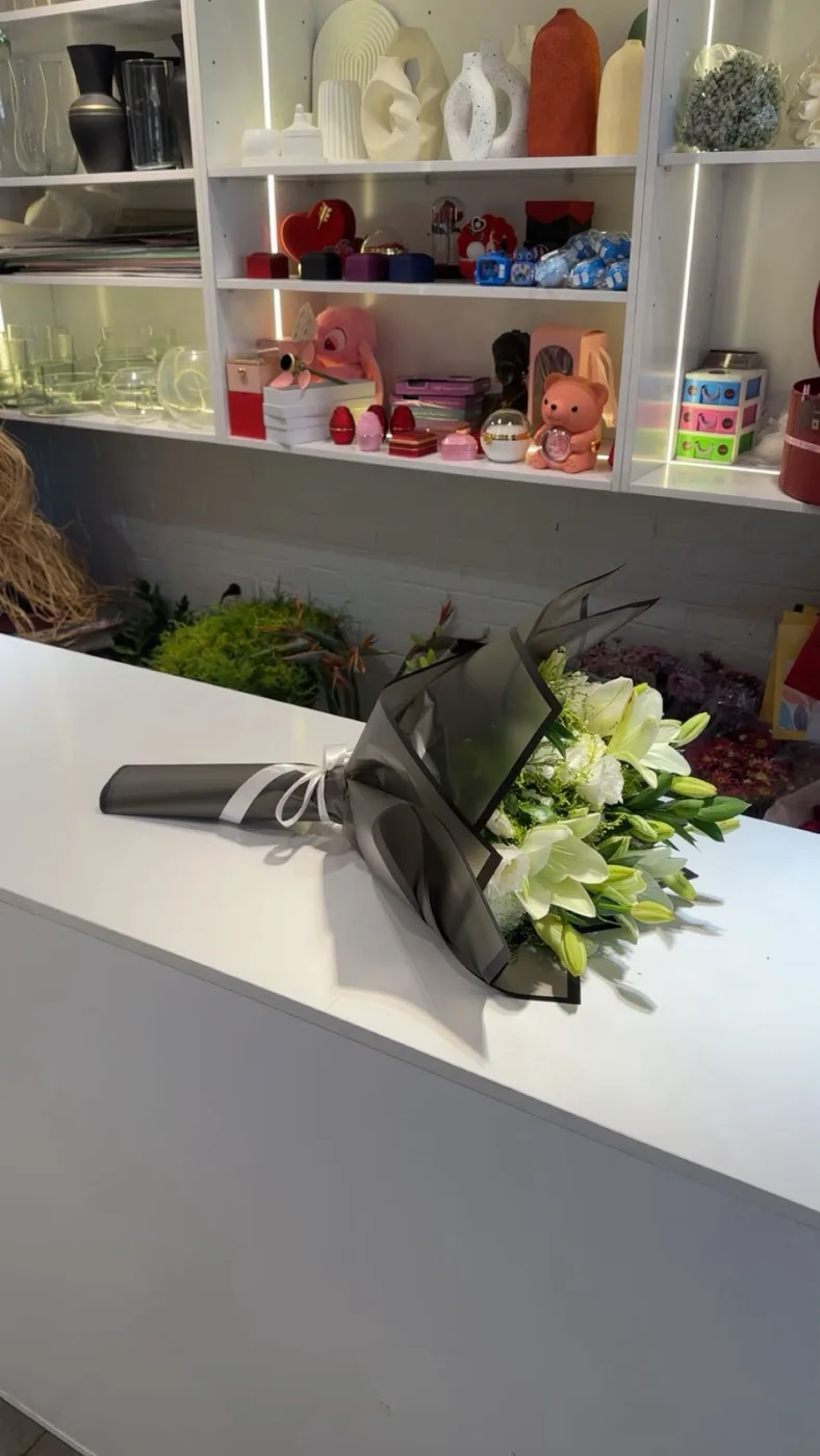 باقة بيضاء مشكلة بالذهب